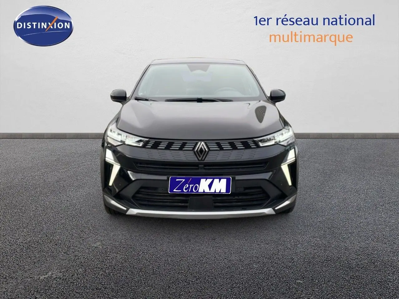 Vue frontale d'une Renault Symbioz noire étoile métal 2025 avec calandre moderne et feux LED allumés.