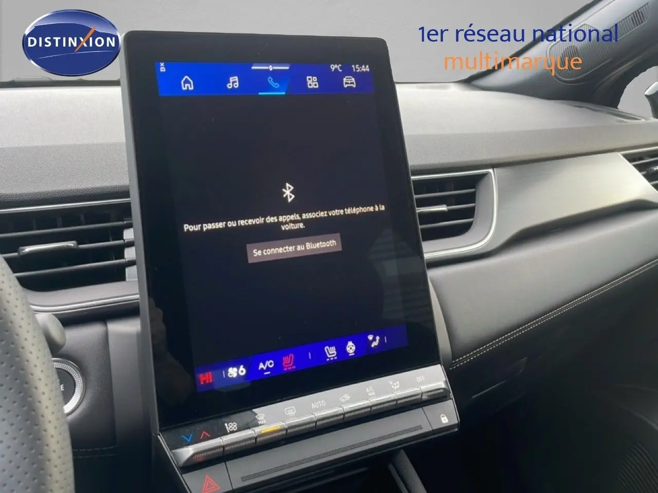 Intérieur de la Renault SYMBIOZ 2025 montrant l'écran tactile central et le tableau de bord en noir étoile métal.