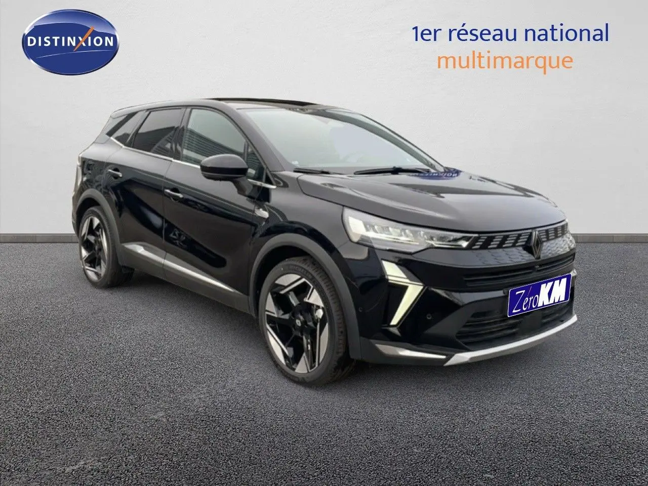 Renault Symbioz noir étoile métal en 3/4 avant droit, avec calandre moderne et jantes bicolores distinctives.