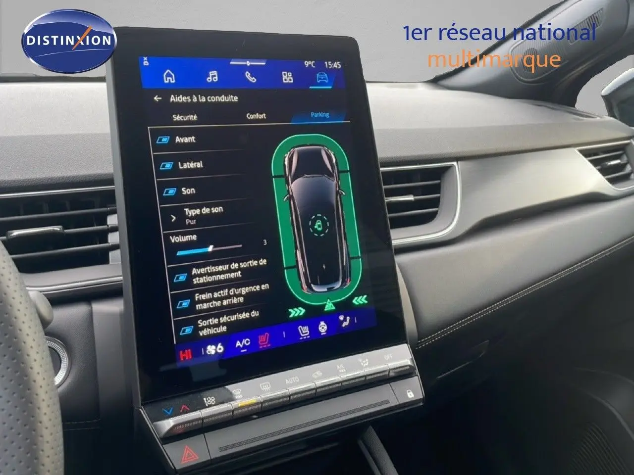 Écran tactile central du tableau de bord du Renault Symbioz noir étoile métal, avec affichage des aides à la conduite.