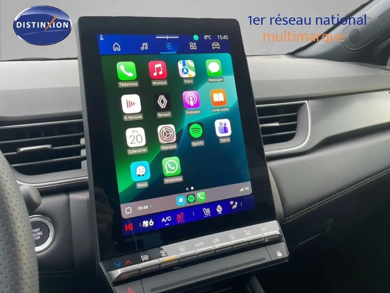 Écran tactile central allumé dans l’habitacle noir du Renault Symbioz 2025, vue de face côté conducteur.