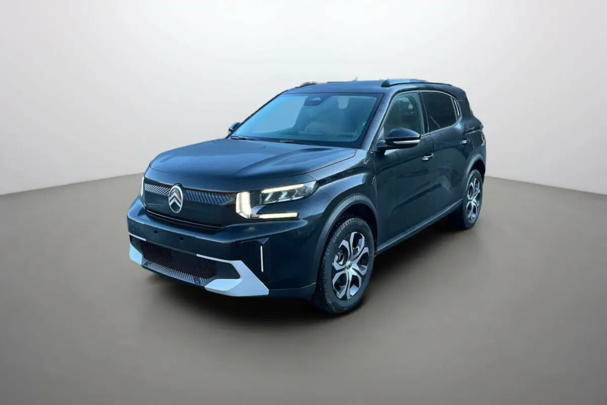 Citroën C3 Aircross noir perla nera en 3/4 avant droit, avec feux LED allumés et jantes distinctives.