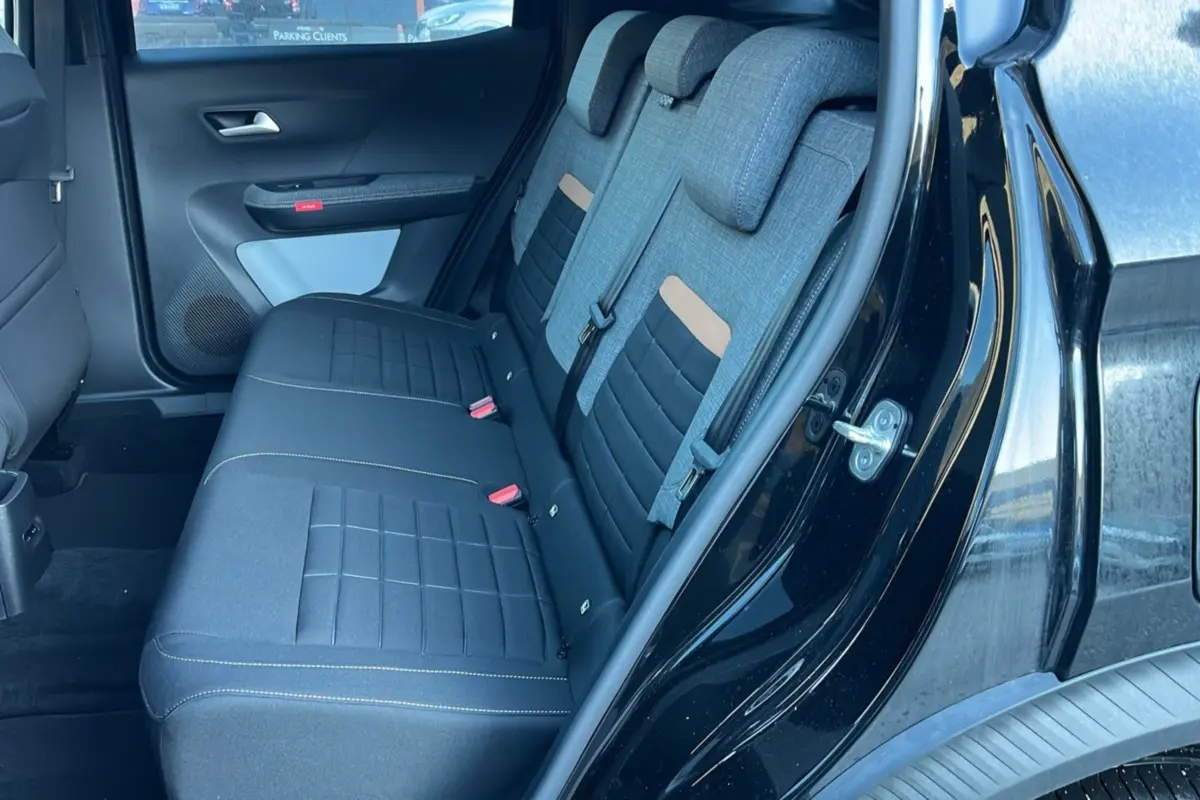 Vue côté droit de la banquette arrière tissu gris et noir avec appuie-têtes dans un Citroën C3 Aircross noir perla nera.