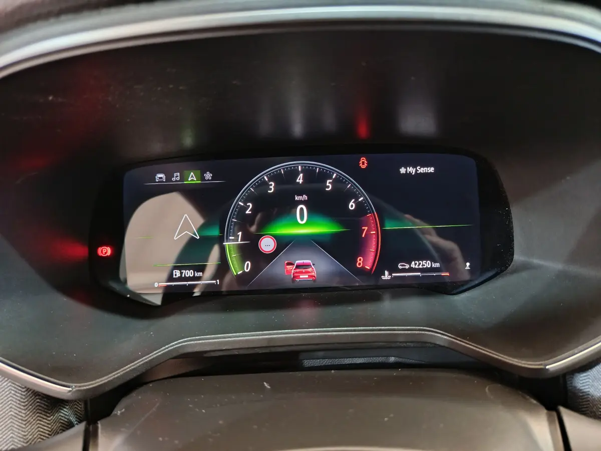 Vue rapprochée du combiné d'instruments numérique de la Renault Clio Techno TCe 90 affichant la vitesse, la navigation et le kilométrage.