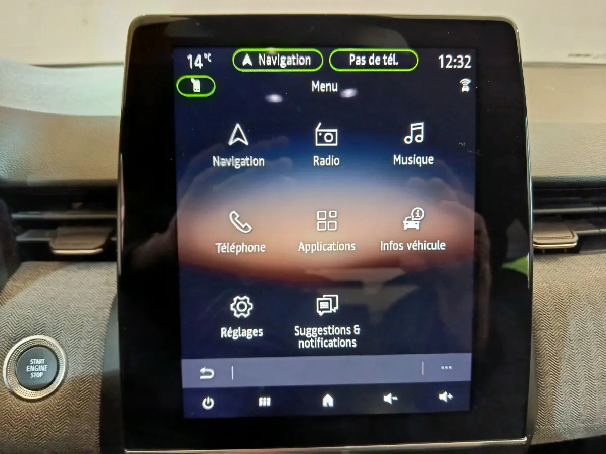 Écran tactile central de la Renault Clio Techno TCe 90 2024 affichant le menu principal, bouton démarrage visible à gauche.