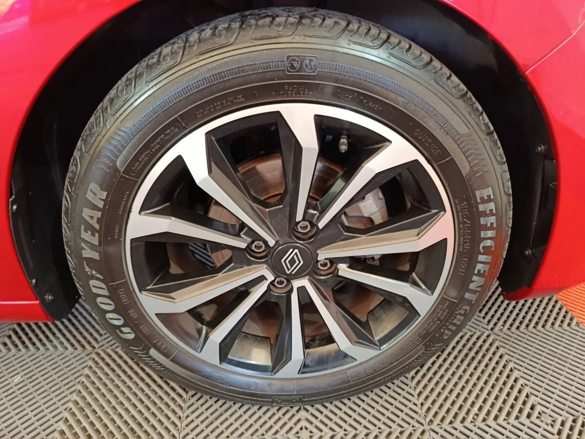 Gros plan sur la roue arrière droite d'une Renault Clio rouge 2024, mettant en valeur le pneu Goodyear.