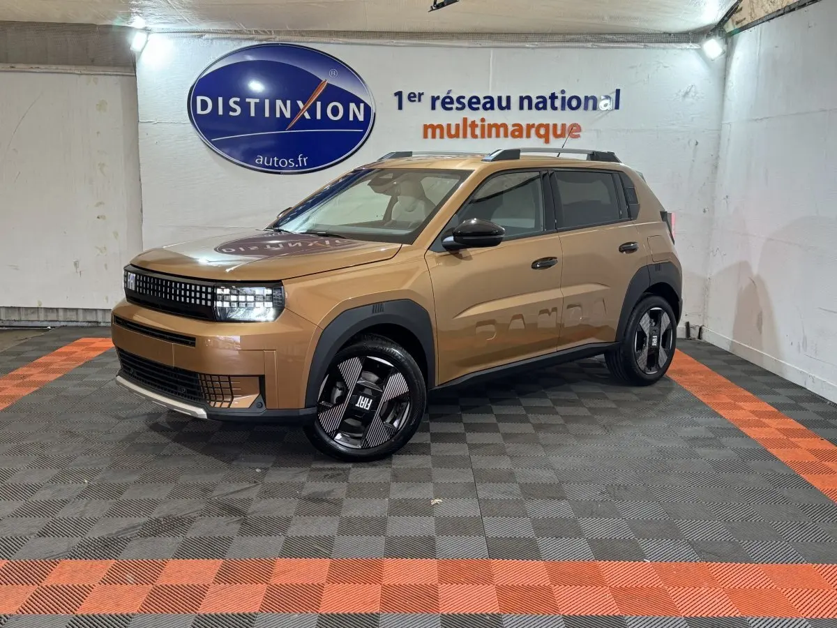 Vue 3/4 avant droite d'une FIAT Grande Panda marron avec jantes noires et logo "PANDA" embossé sur la portière.