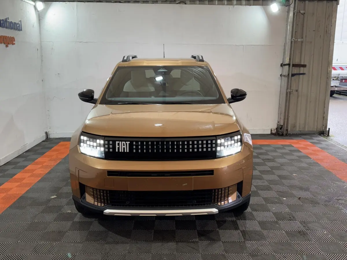 Vue frontale du FIAT Grande Panda 1.2 Hybrid marron avec calandre à motifs lumineux et rétroviseurs noirs.