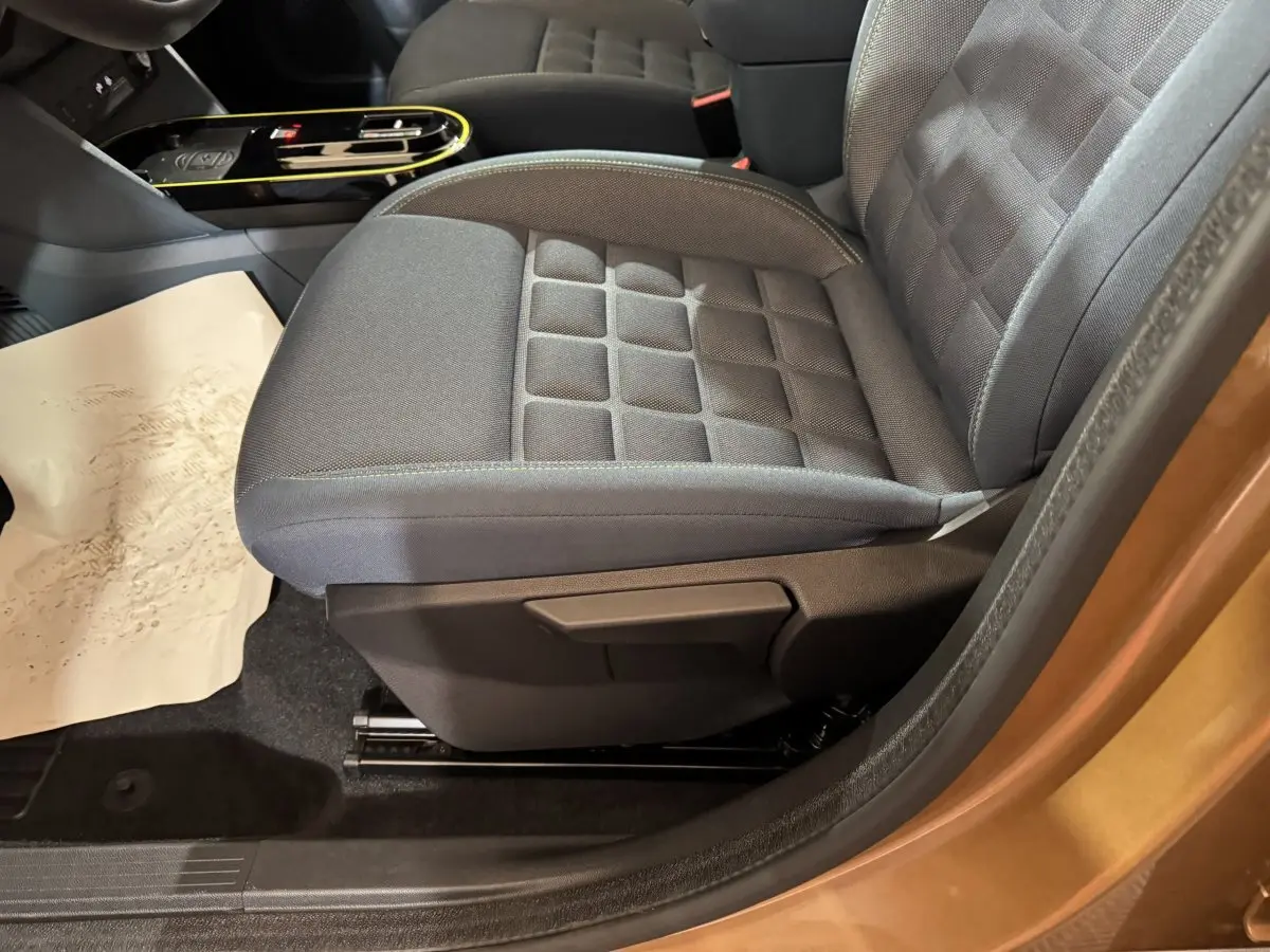 Vue rapprochée du siège avant droit gris du FIAT Grande Panda marron, avec console centrale visible en arrière-plan.