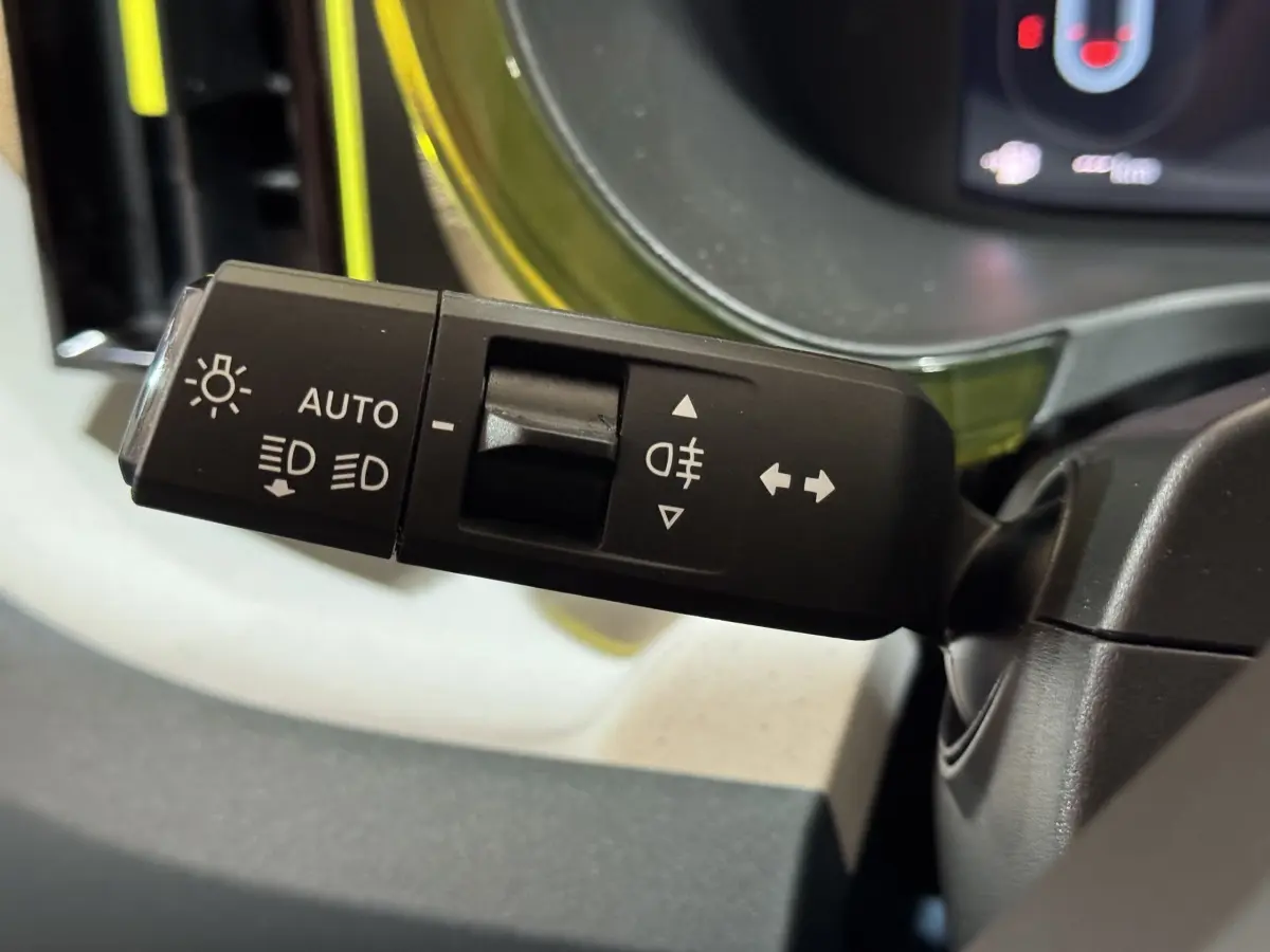 Gros plan sur la commande des feux et clignotants dans l’habitacle de la Fiat Grande Panda marron 2025.