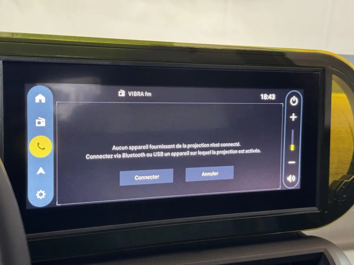 Écran tactile central de la Fiat Grande Panda marron, affichage multifonctions avec interface Bluetooth visible.