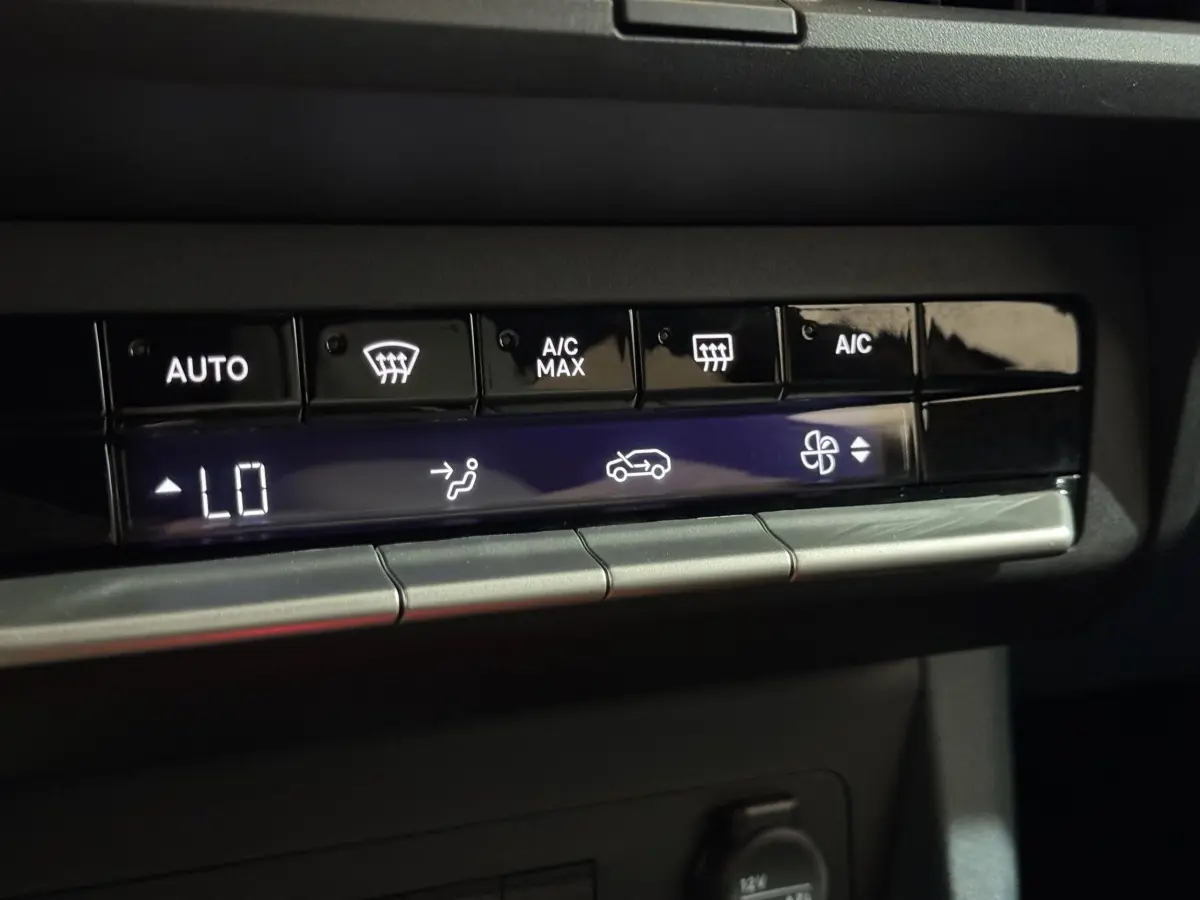 Détail du tableau de bord de la FIAT Grande Panda 2025 montrant les commandes de climatisation et ventilation.