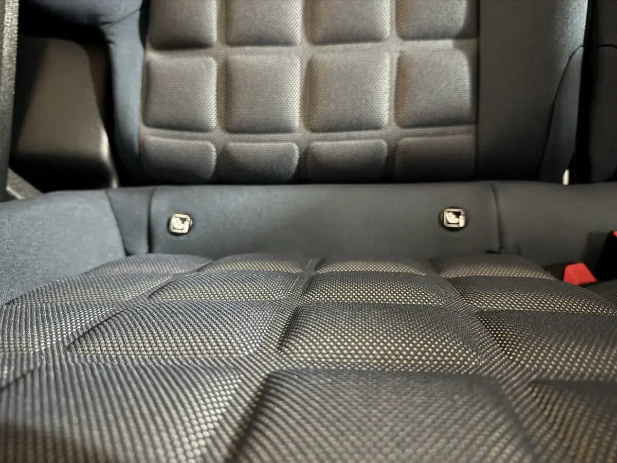 Gros plan sur la texture du tissu gris foncé de la banquette arrière de la Fiat Grande Panda 2025.