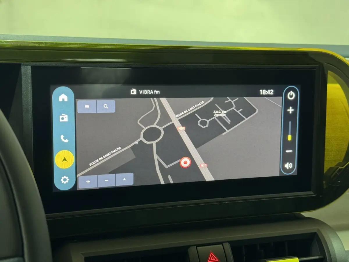 Écran tactile central de navigation 10,25 pouces dans le tableau de bord de la Fiat Grande Panda marron 2025.