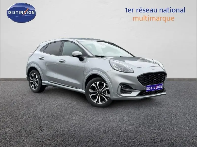Ford Puma 2024 gris Solar métallisé en 3/4 avant droit avec jantes alu et calandre noire distinctive.