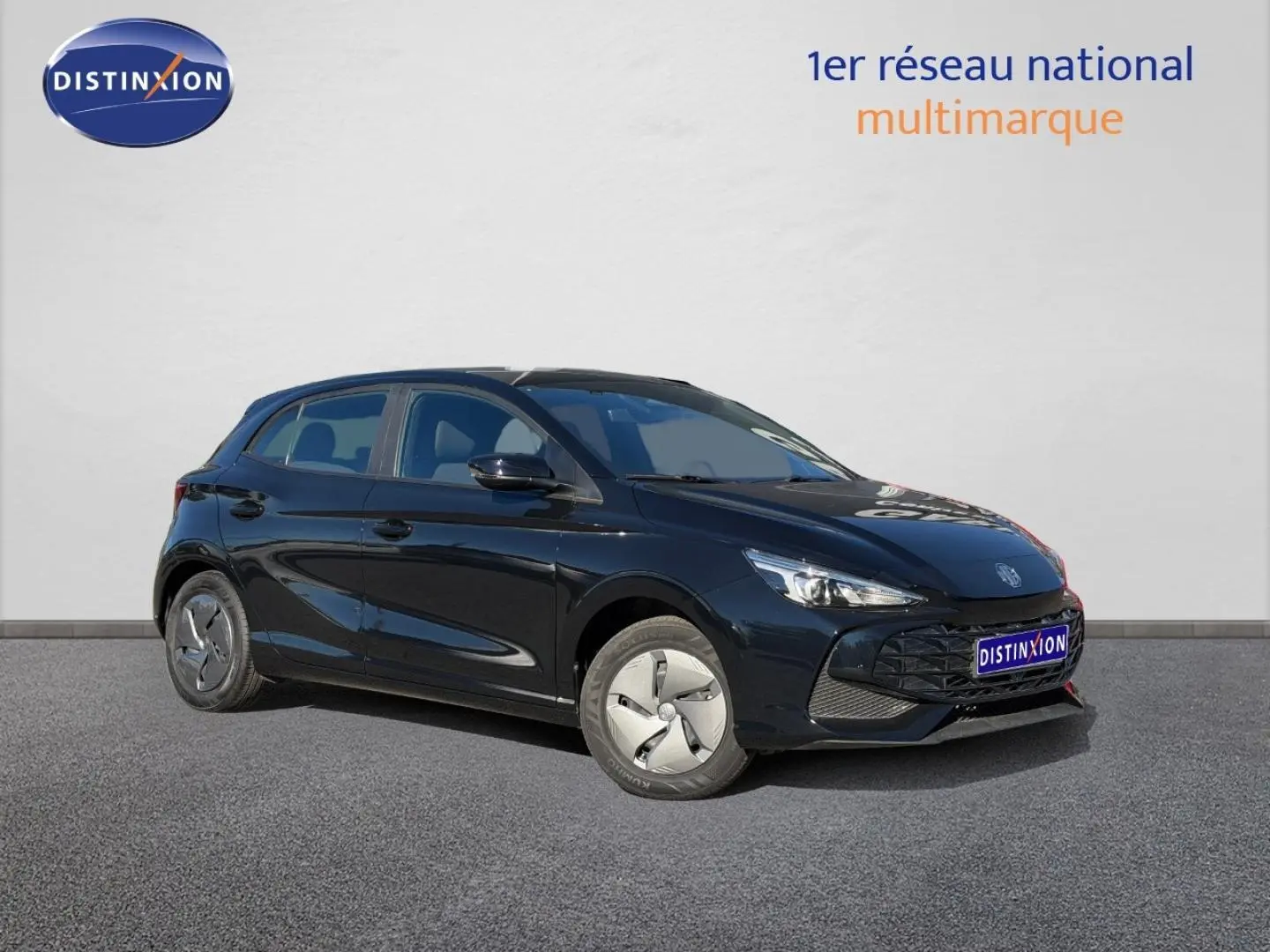 Vue 3/4 avant droite d'une MG3 1.5 Hybrid+ 195ch en Pebble Black métallisé sur fond neutre.