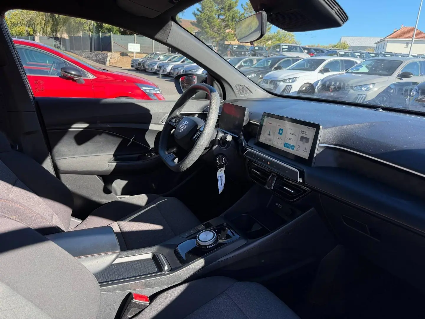 Vue intérieure côté conducteur du MG3 2024 Pebble Black, avec tableau de bord numérique et volant multifonction.