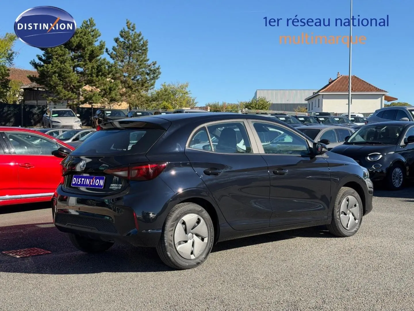 Vue 3/4 arrière droite d'une MG3 1.5 Hybrid+ 195ch en Pebble Black métallisé sur parking extérieur.