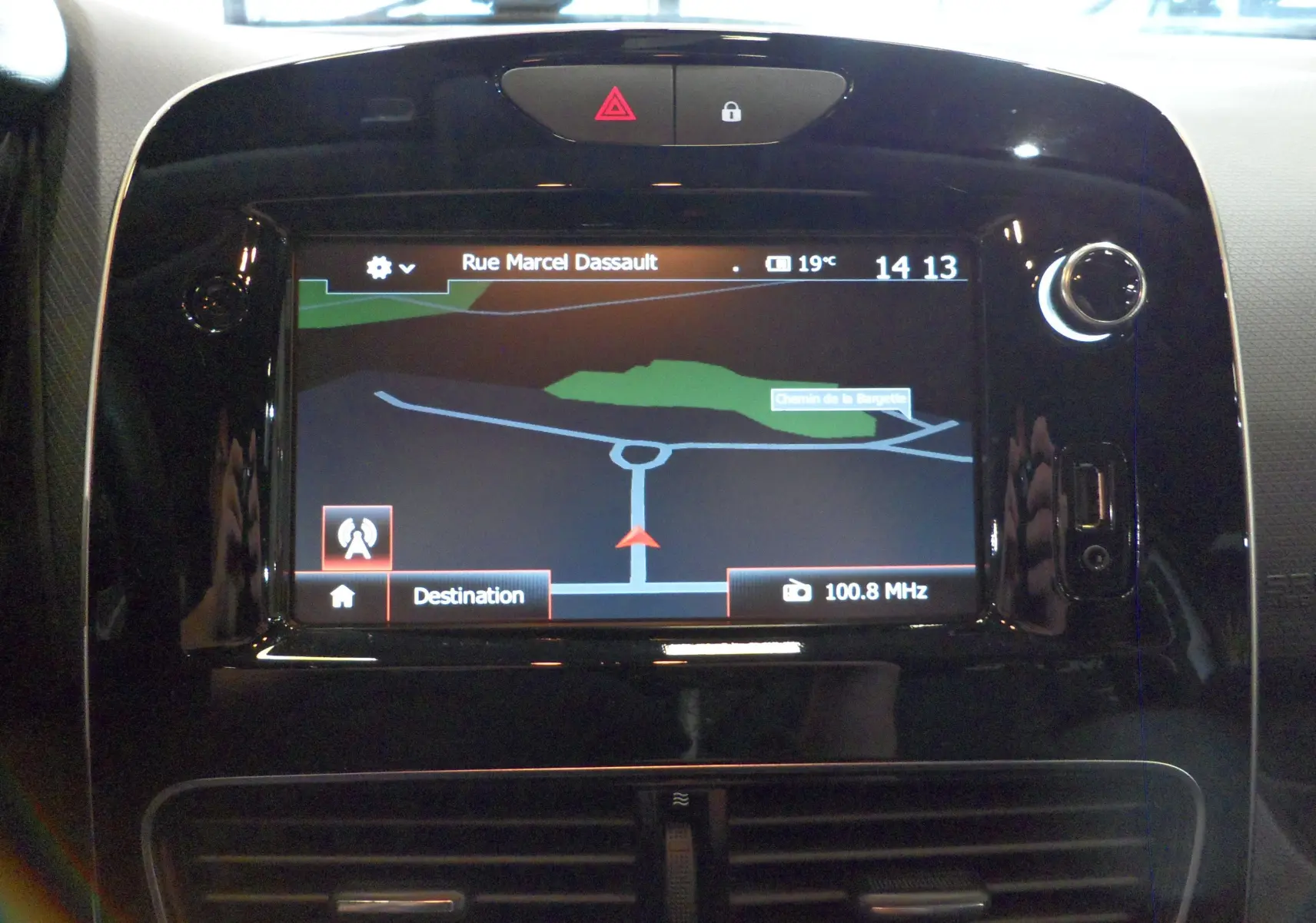 Écran tactile du système MediaNav de la Renault Clio IV Société 2019, affichant la navigation GPS et la radio.