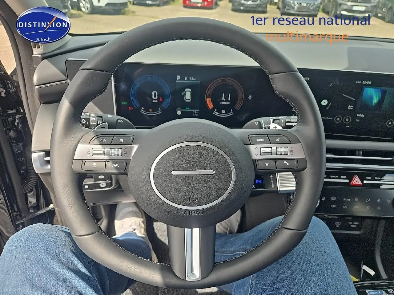 Vue depuis le siège conducteur sur le volant cuir noir et le tableau de bord numérique du Hyundai Tucson 2025 noir abysse.