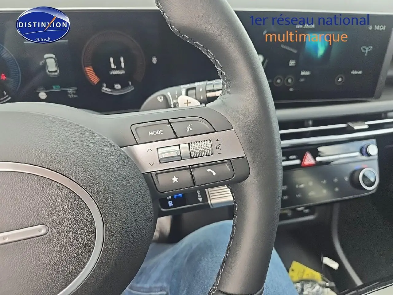 Vue rapprochée du volant cuir multifonction et tableau de bord numérique du Hyundai Tucson 2025 noir abysse hybride.