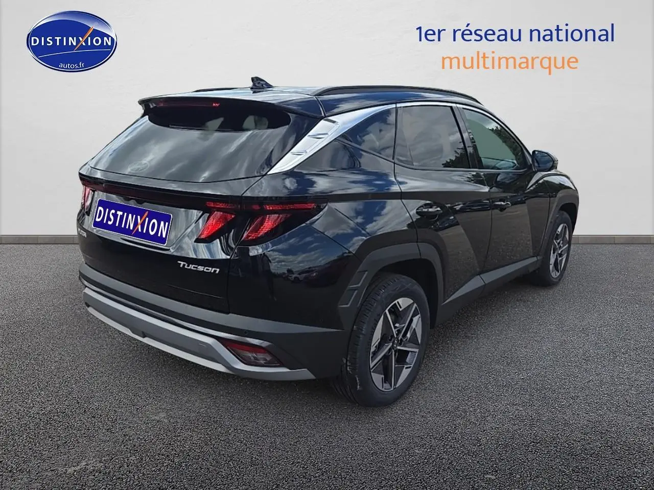 Vue 3/4 arrière droite du Hyundai Tucson noir abysse avec jantes alliage et feux arrière LED distinctifs.