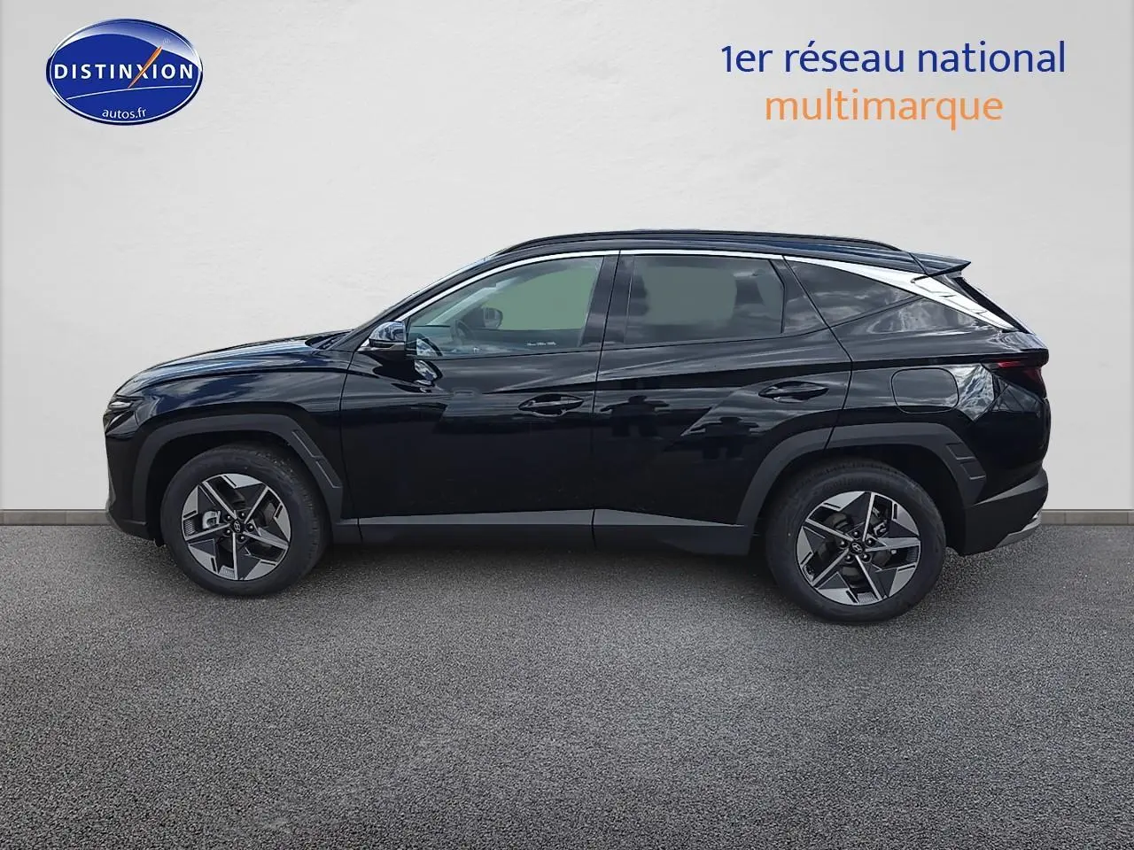 Profil latéral droit du Hyundai Tucson 2025 noir abysse avec jantes alliage et vitres teintées sur fond neutre.