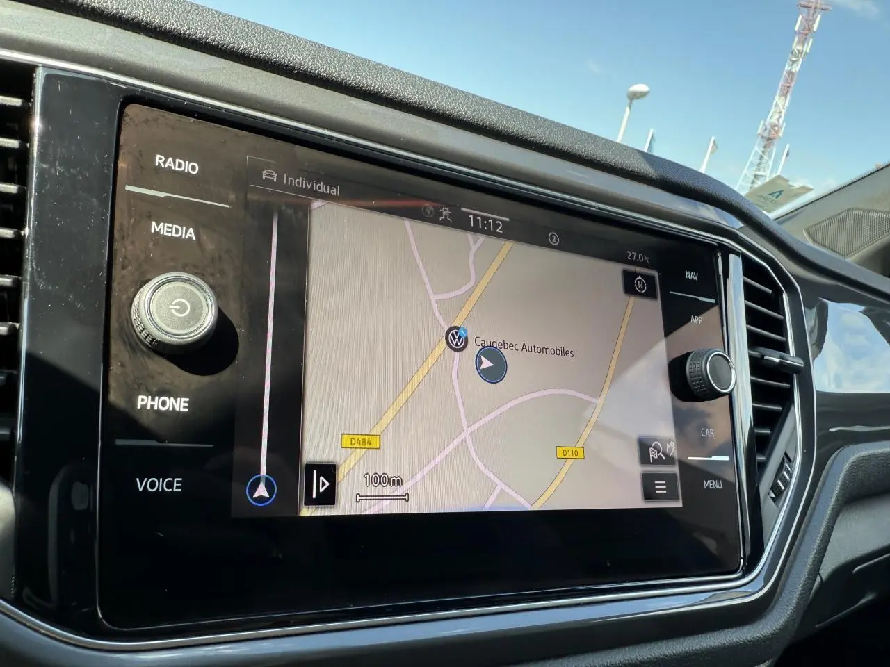 Écran tactile du système de navigation Discover Media dans le tableau de bord du Volkswagen T-Roc 2022.