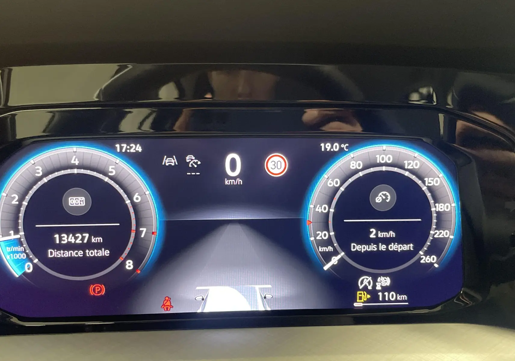 Tableau de bord numérique de Volkswagen Golf 1.5 TSI gris Dauphin, affichant vitesse, compte-tours et informations de conduite.