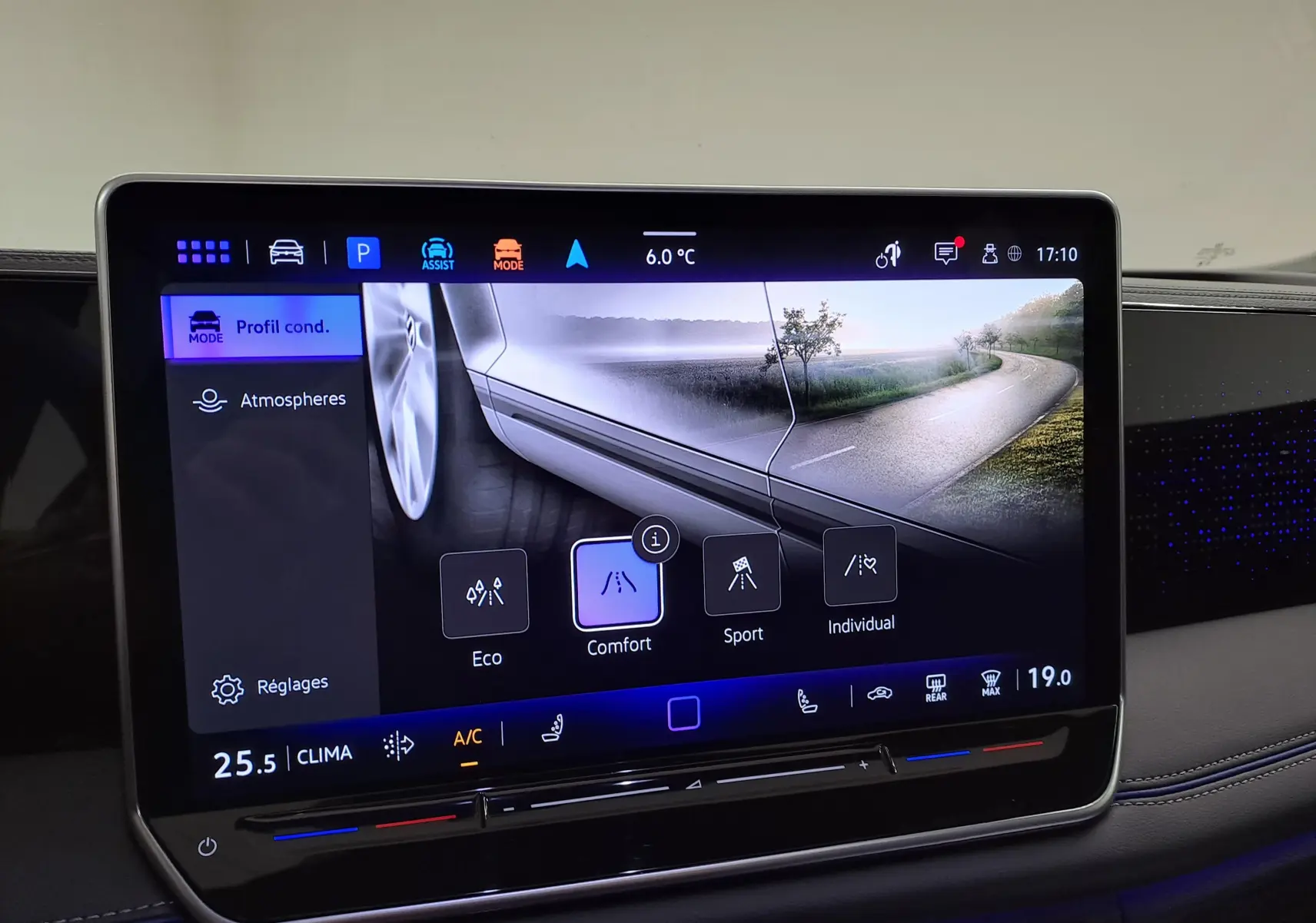 Écran tactile intérieur du Volkswagen Tiguan 2025 affichant les modes de conduite avec interface moderne et design épuré.