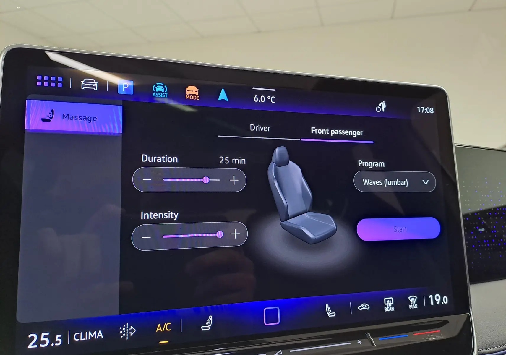 Écran tactile intérieur du Volkswagen Tiguan 2025 montrant le réglage du massage siège passager avec interface moderne.