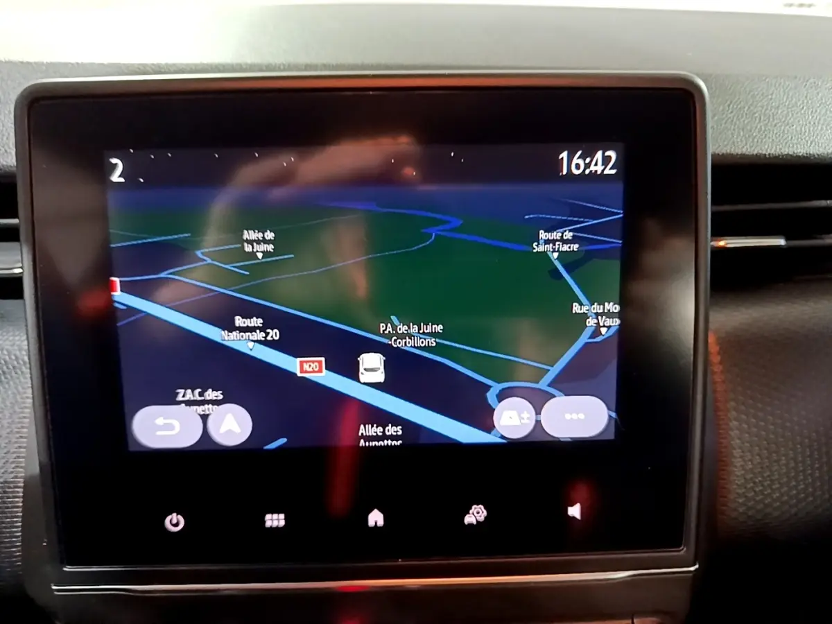 Écran tactile central affichant la navigation 3D dans l’habitacle d’une Renault Clio Business bleu, vue de face.