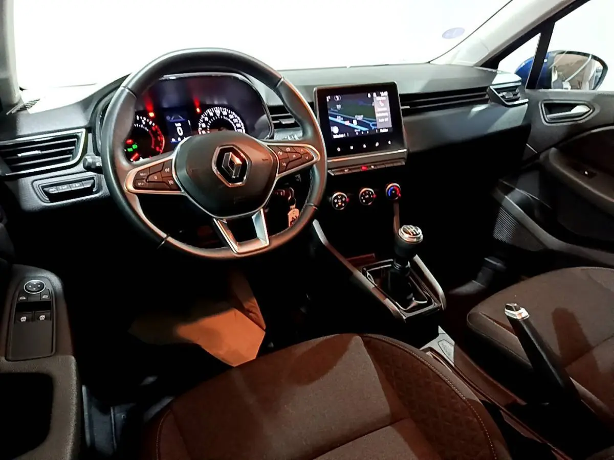 Intérieur Renault Clio Business 2022 vu côté conducteur, volant cuir multifonctions et écran tactile central allumé.