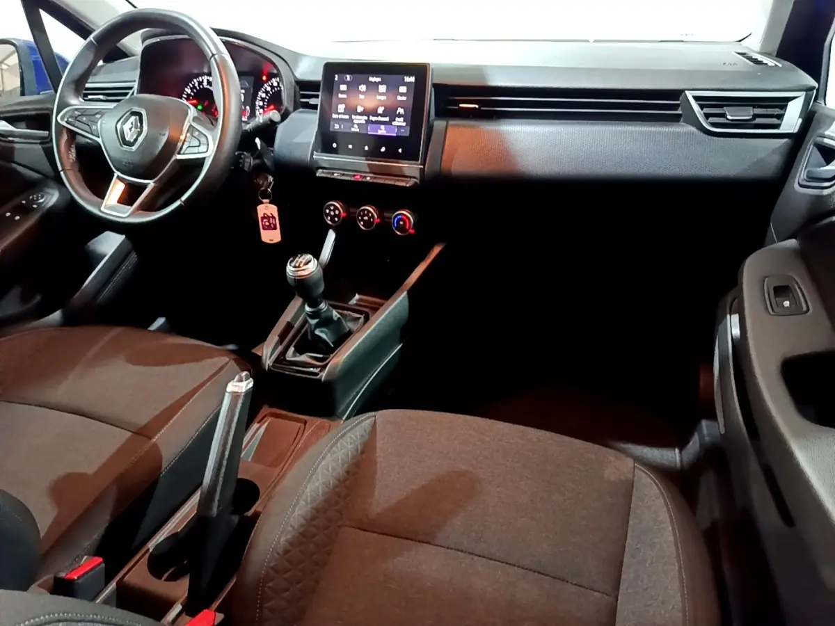 Vue intérieure avant droite de la Renault Clio Business avec volant cuir multifonctions et écran tactile central.