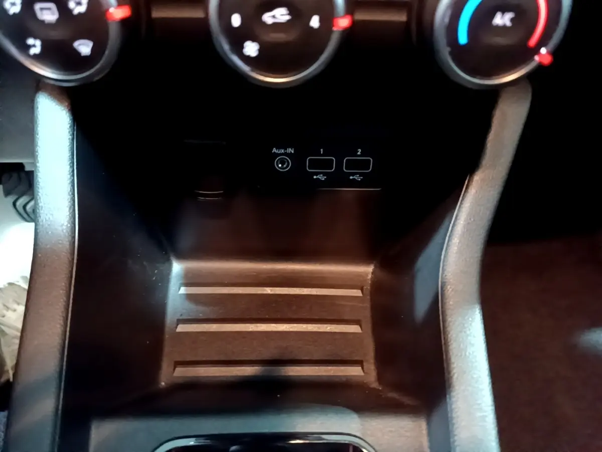 Gros plan sur la console centrale de la Renault Clio Business 2022, montrant les prises USB et la commande de climatisation.