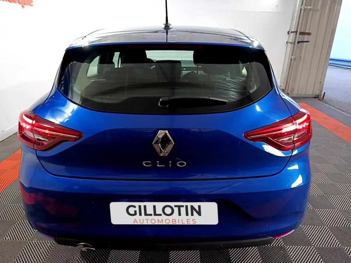 Vue arrière d'une Renault Clio Business bleu vif, avec feux arrière LED et logo central visible.