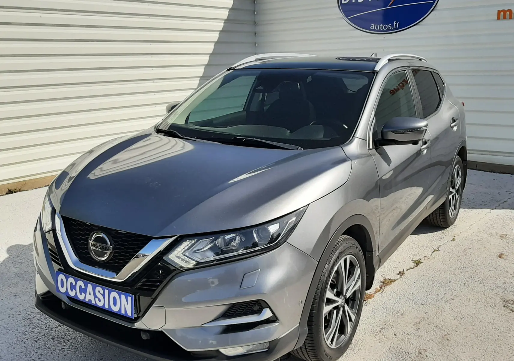 Vue 3/4 avant droit d'un Nissan Qashqai marron métal 2018 avec jantes alliage et calandre noire brillante.