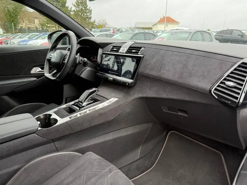 Vue intérieure côté passager du DS7 E-TENSE 2024, tableau de bord et console centrale en finition gris foncé avec écran tactile.