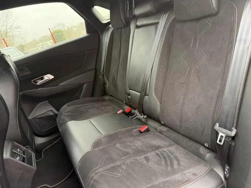 Vue intérieure du siège arrière côté droit du DS7 E-TENSE gris 2024 avec sellerie mixte cuir et alcantara.