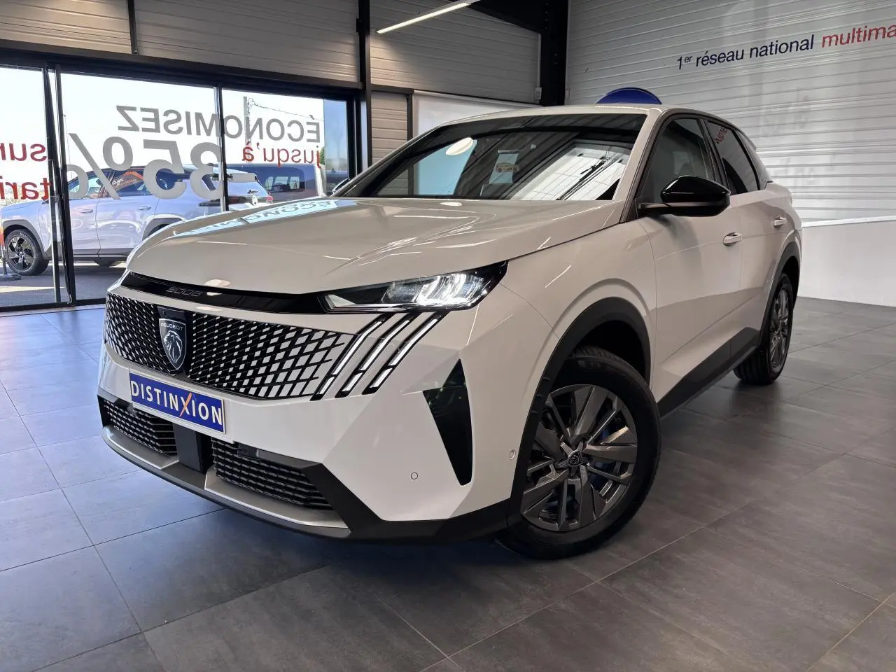 Peugeot 3008 blanc en 3/4 avant droit, avec calandre noire à motif géométrique et jantes alliage foncé.