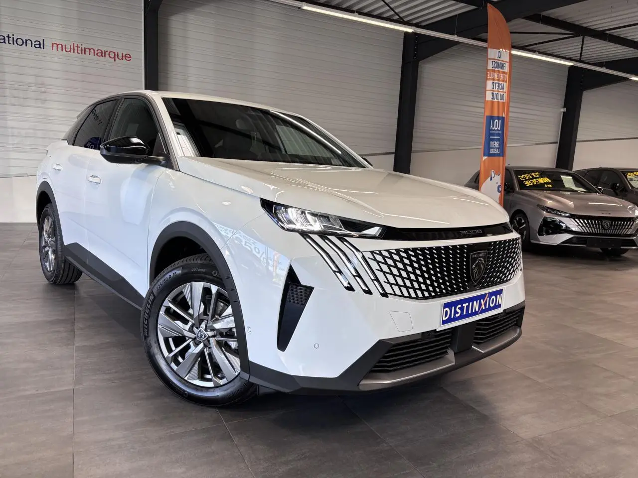 Peugeot 3008 blanc en 3/4 avant droit, avec calandre noire laquée et feux LED à griffes distinctifs.