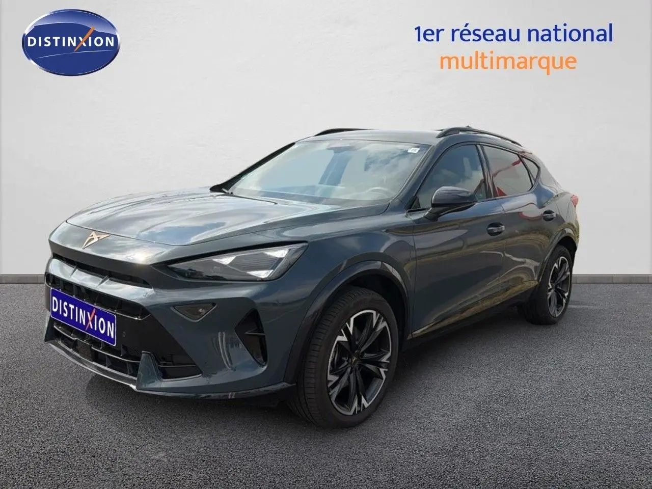Vue 3/4 avant d'un CUPRA Formentor gris magnétique métal avec jantes noires et toit ouvrant panoramique.