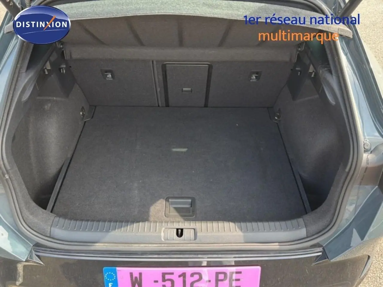Coffre ouvert d’un CUPRA Formentor gris magnétique métal, vue arrière montrant l’espace de chargement vide.