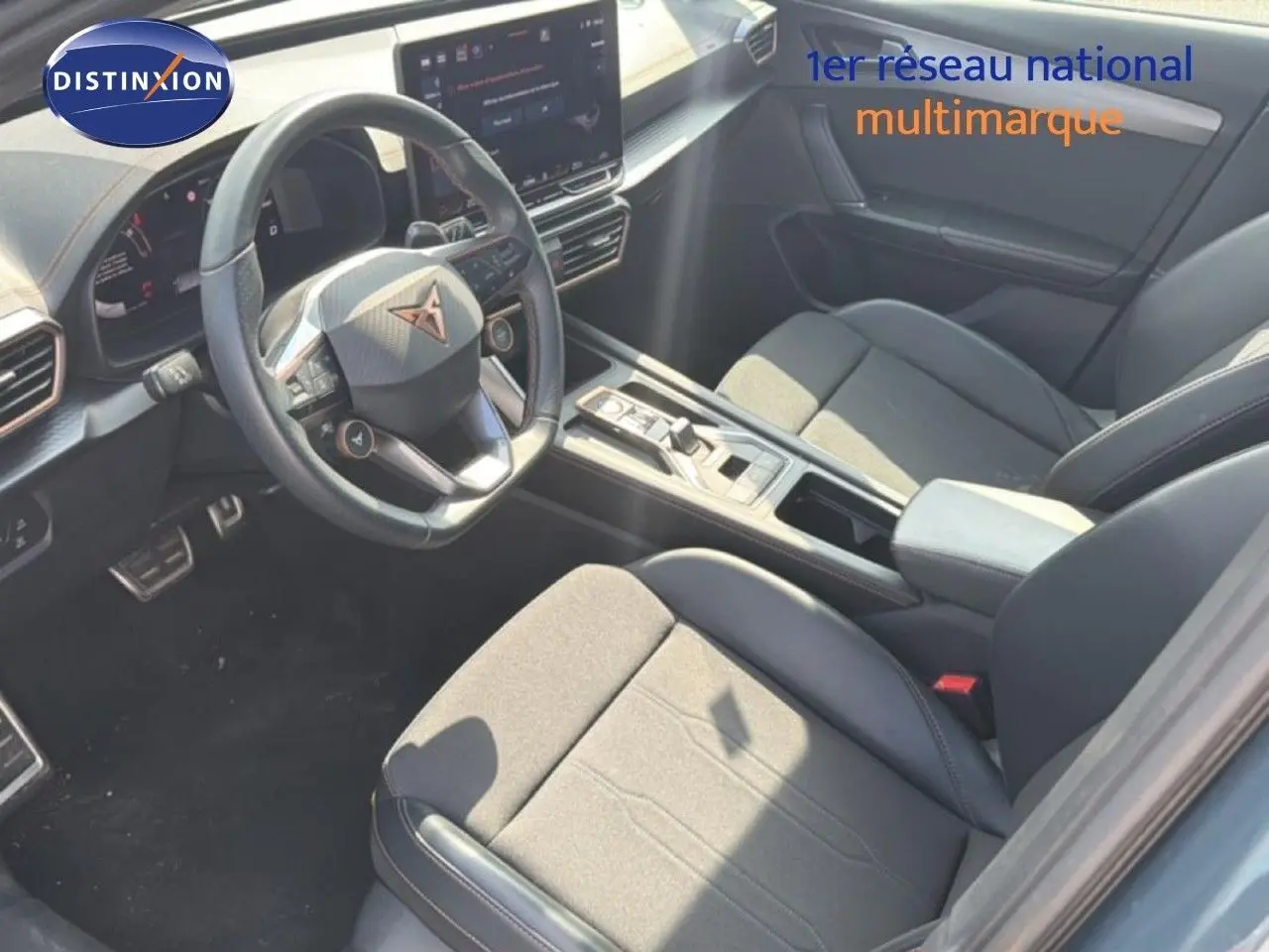 Vue intérieure côté conducteur du CUPRA Formentor 2.0 TDI 150CH DSG 2025, avec sièges tissu noir et volant multifonction.