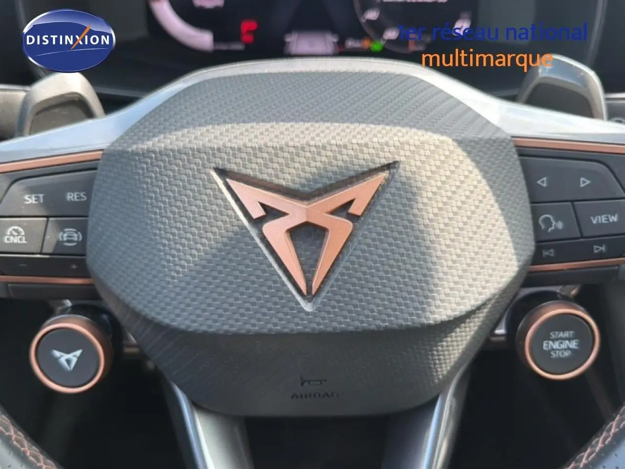 Gros plan sur le volant multifonction avec logo CUPRA cuivré, intérieur noir texturé du Formentor 2.0 TDI 2025.