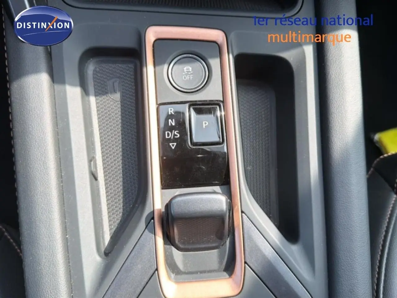 Vue rapprochée de la console centrale de la CUPRA Formentor 2.0 TDI 150CH DSG avec commandes de boîte auto et finition cuivrée.