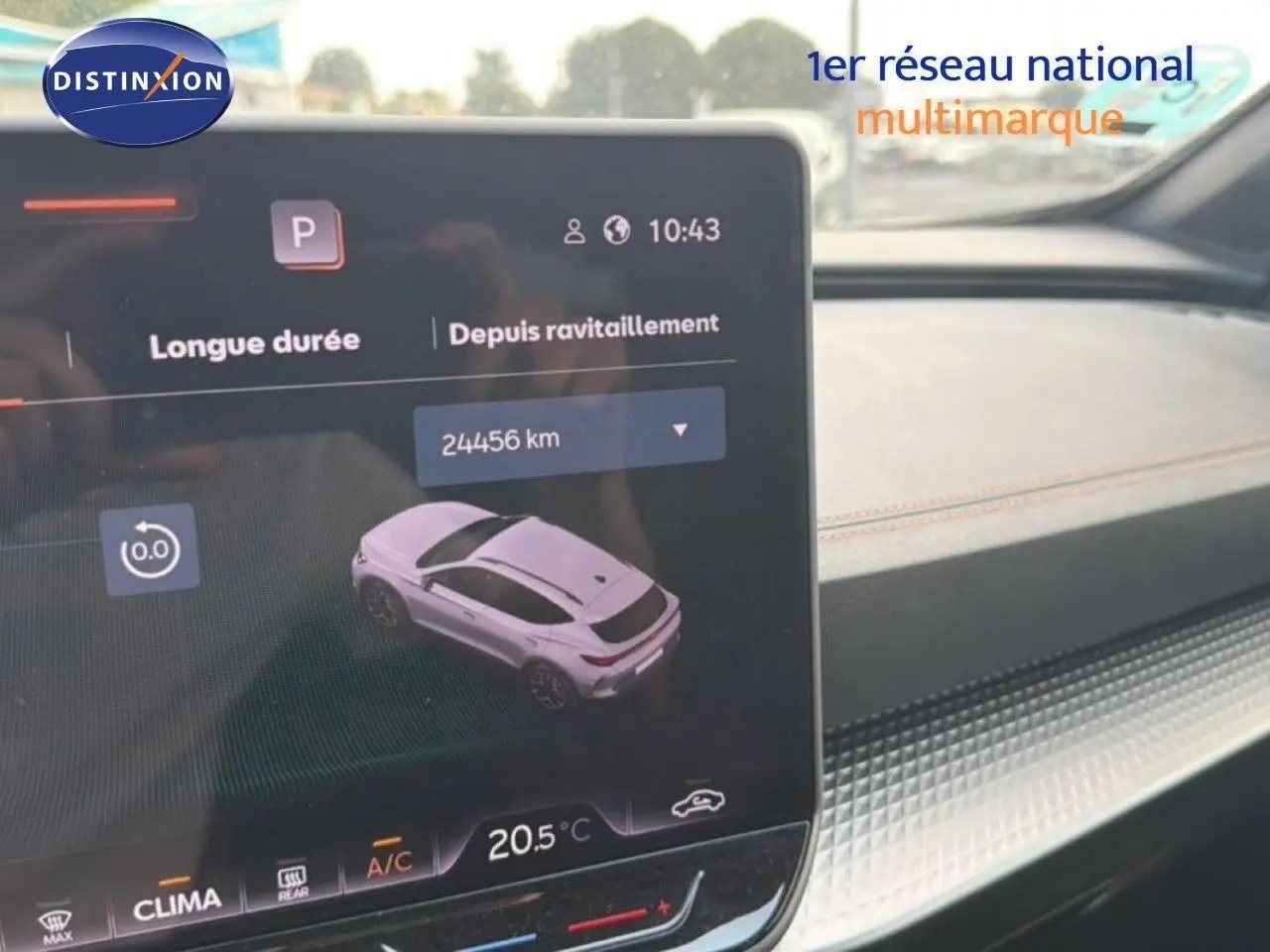 Écran intérieur montrant une vue 3/4 arrière d'une CUPRA Formentor gris magnétique sur l'interface du véhicule.