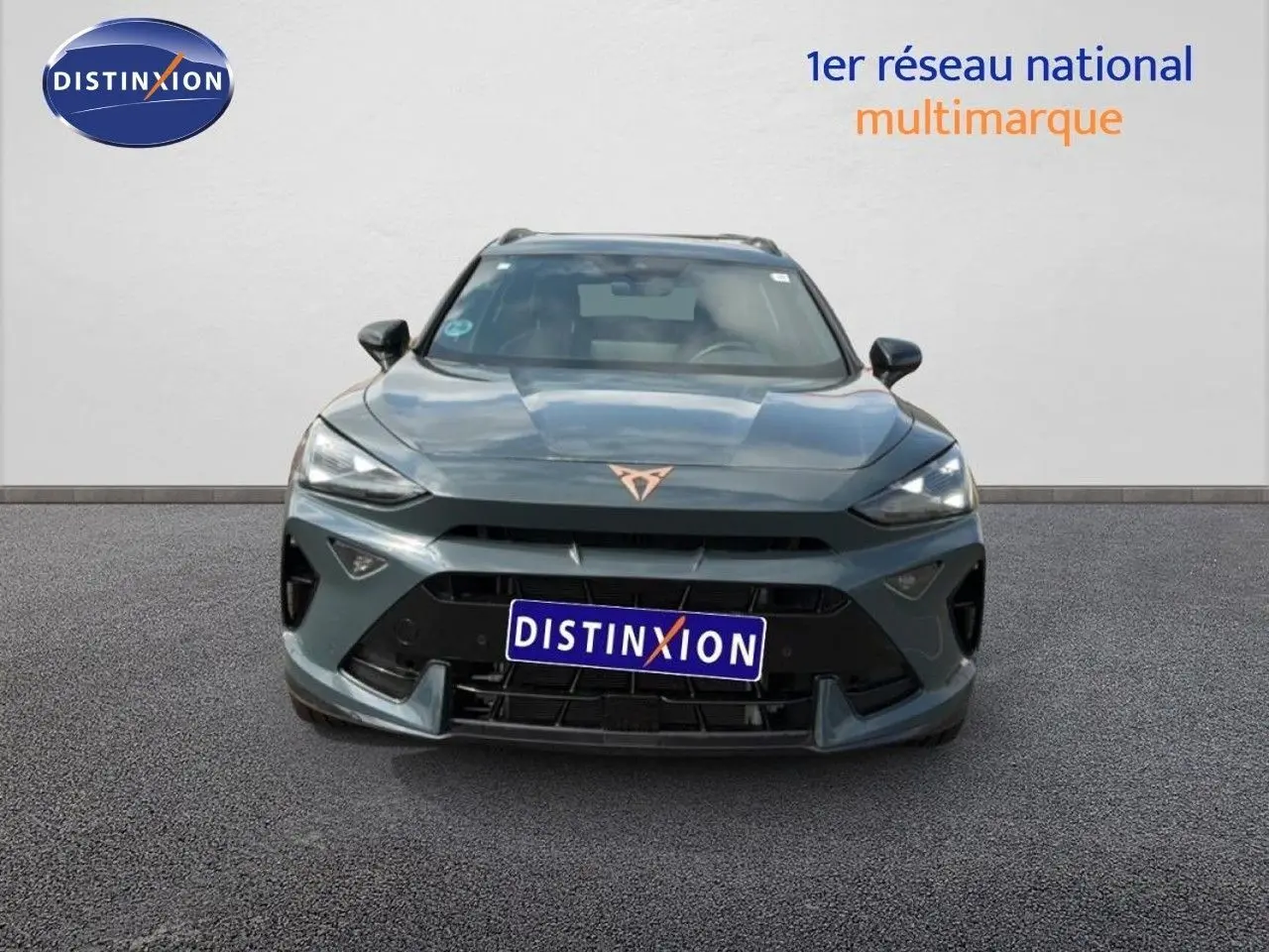 Vue frontale d'un CUPRA Formentor gris magnétique métal 2025 avec calandre noire et logo cuivré distinctif.