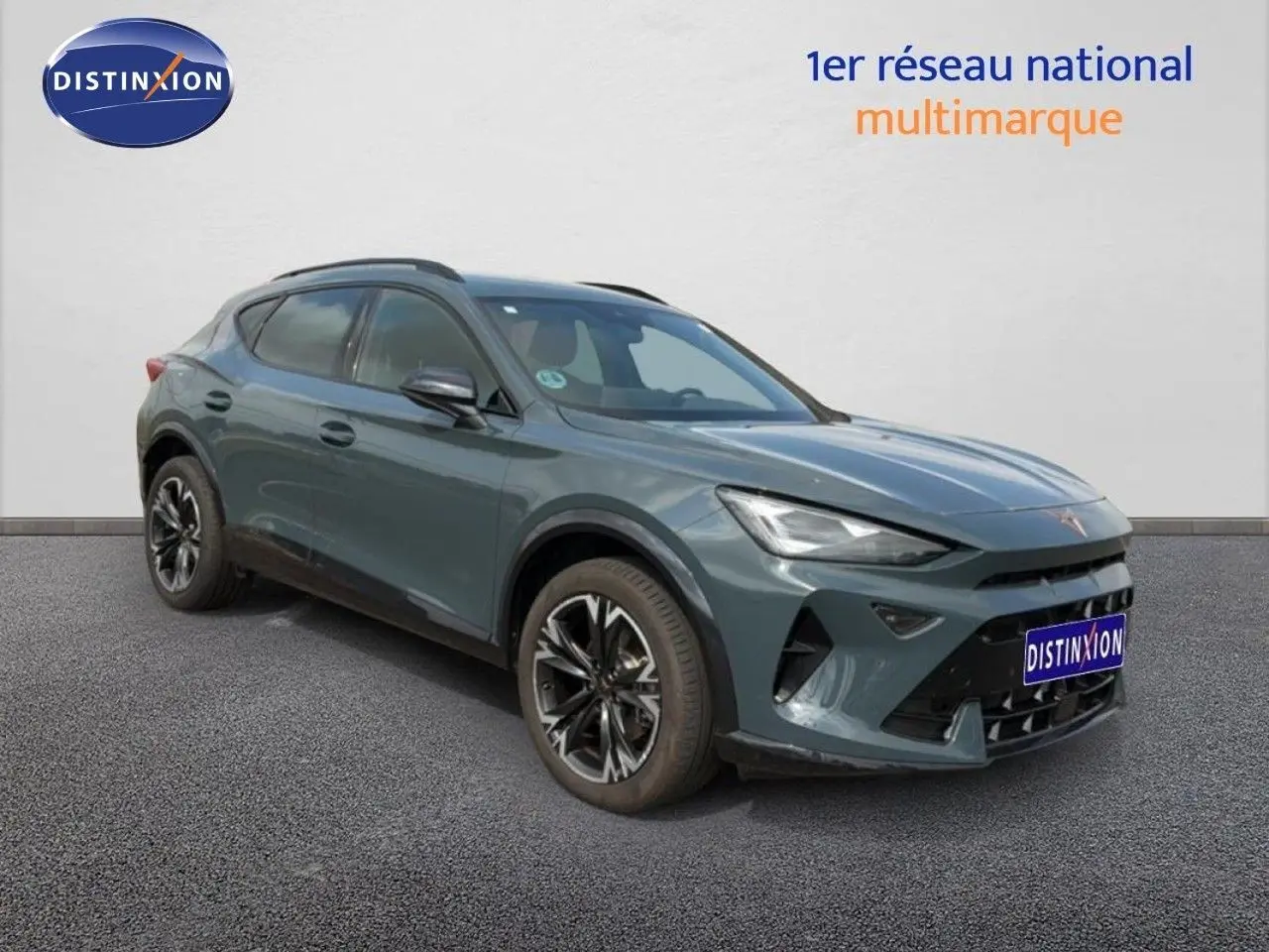 Vue 3/4 avant droite d'un CUPRA Formentor gris magnétique métallisé avec jantes alliage noires et détails sportifs.