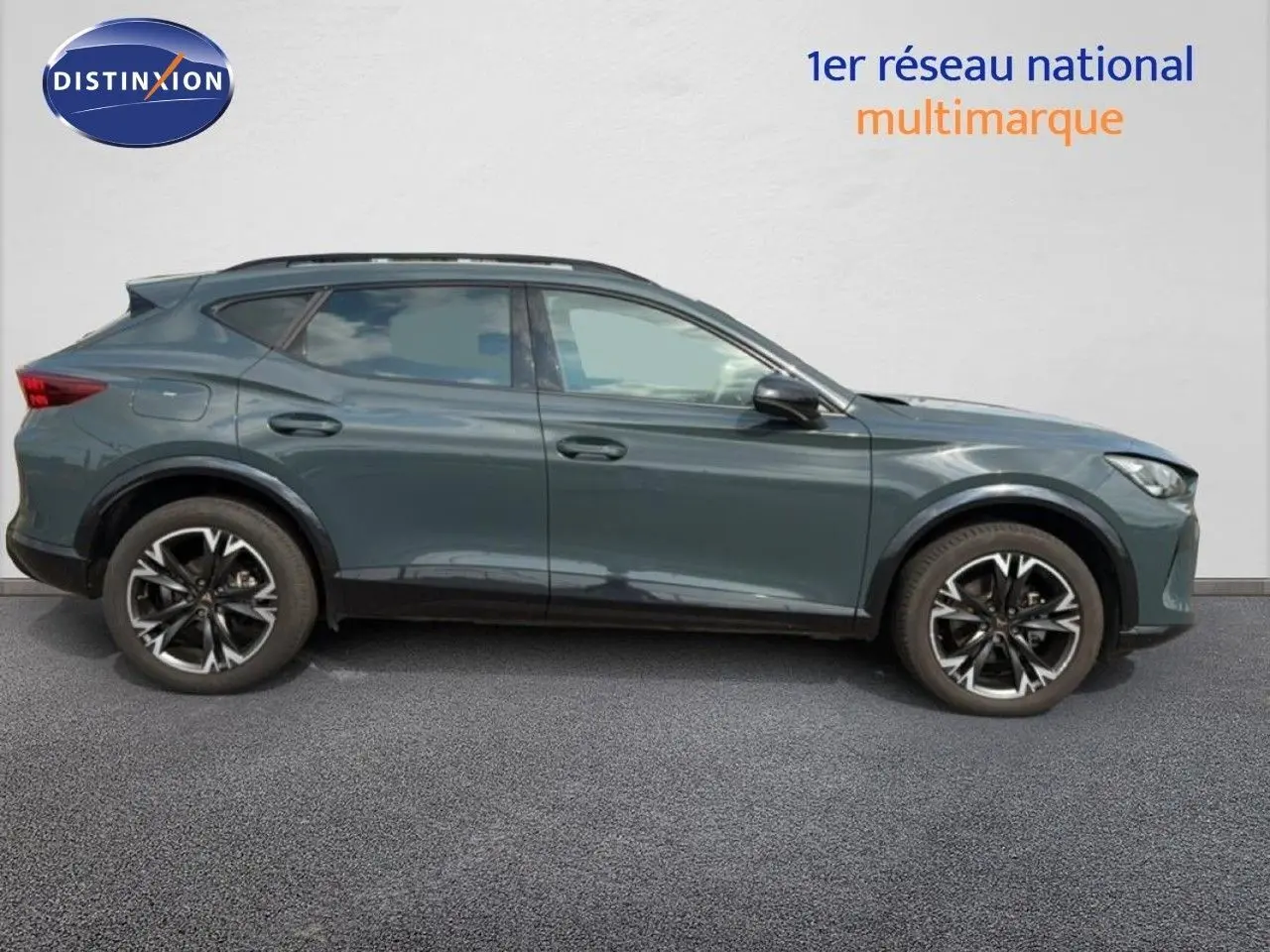 Profil droit d’un CUPRA Formentor 2.0 TDI 150CH DSG gris magnétique métal avec jantes alliage noires et argentées.